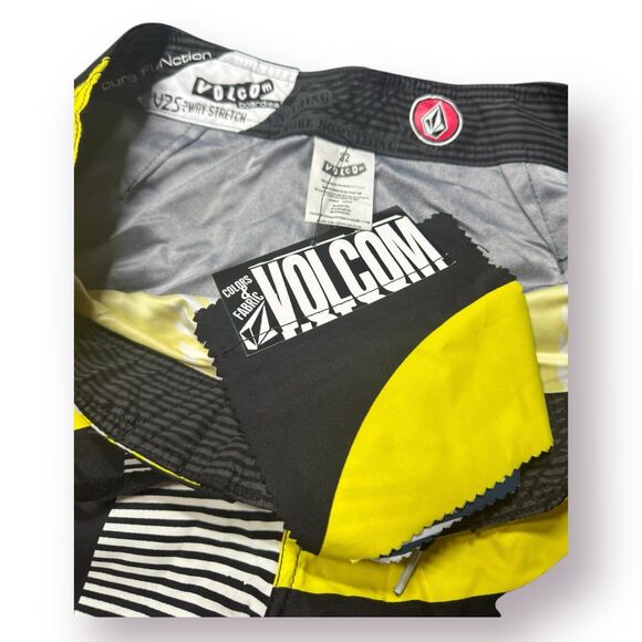 Volcom Red Yellow Board Shorts Size 32" 2‎ Way Stretch Swim Trunks Retro BNWT - Picture 4 of 6